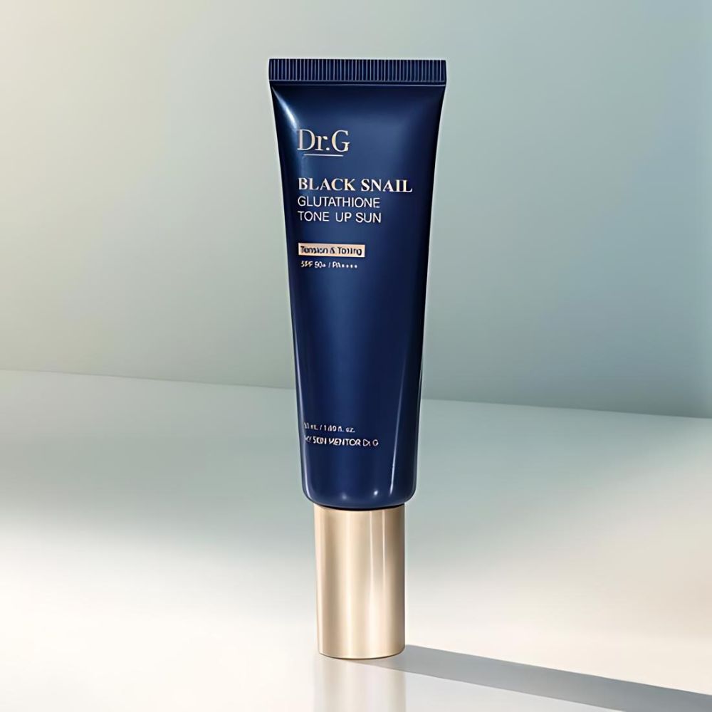 Formulated with SPF50+ and PA++++, it provides comprehensive defense against UVA and UVB rays, helping to prevent sun damage and premature aging.