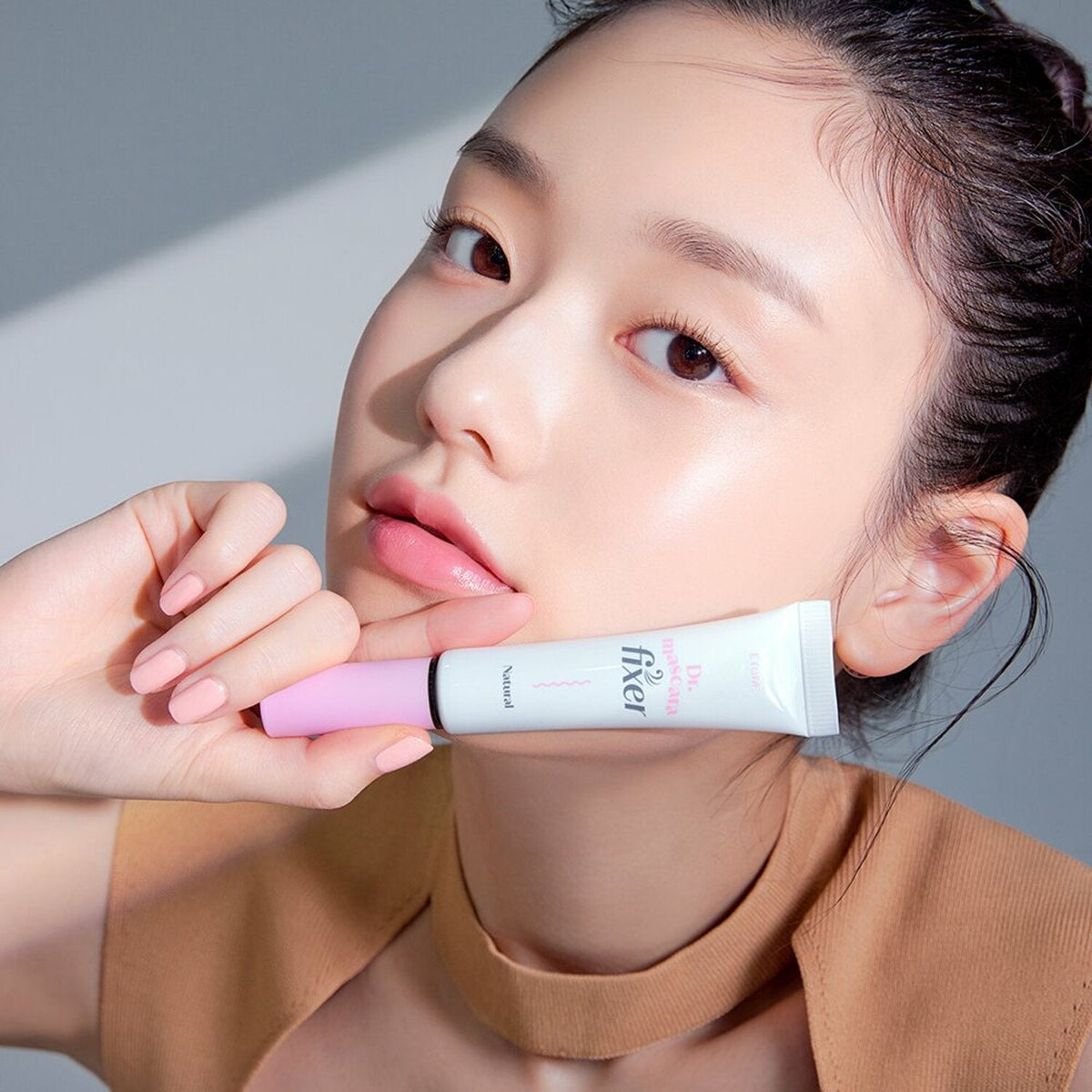Etude House Dr. Mascara Fixer, 13g, comes in two variants, providing lasting hold and curl for beautifully defined lashes.