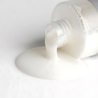 Formulated with climbazole, an antifungal ingredient, this shampoo helps to combat dandruff and reduce flakiness by targeting the underlying fungal causes.