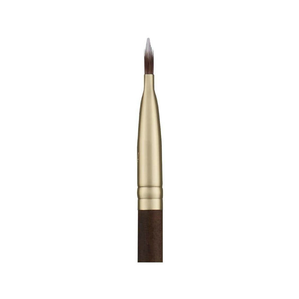 Compact and portable, this lip brush is ideal for both everyday use and travel.