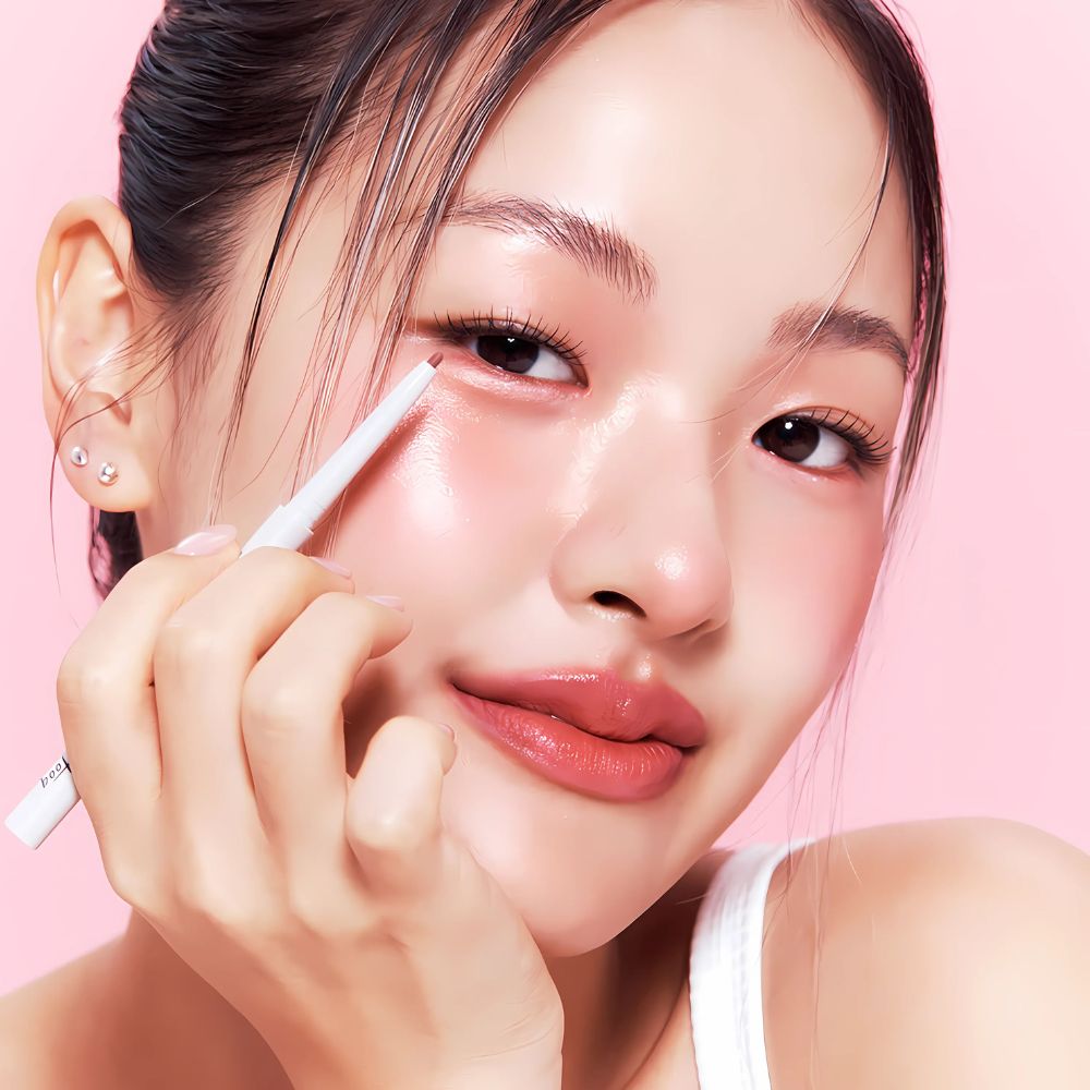 Its smooth, glide-on texture provides a flawless finish without tugging on the delicate eye area.