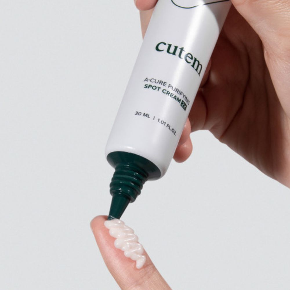 Its lightweight formula absorbs quickly and works to clear impurities while minimizing the appearance of acne scars.