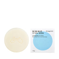 This gentle formula cleanses effectively while providing calming and moisturizing benefits.