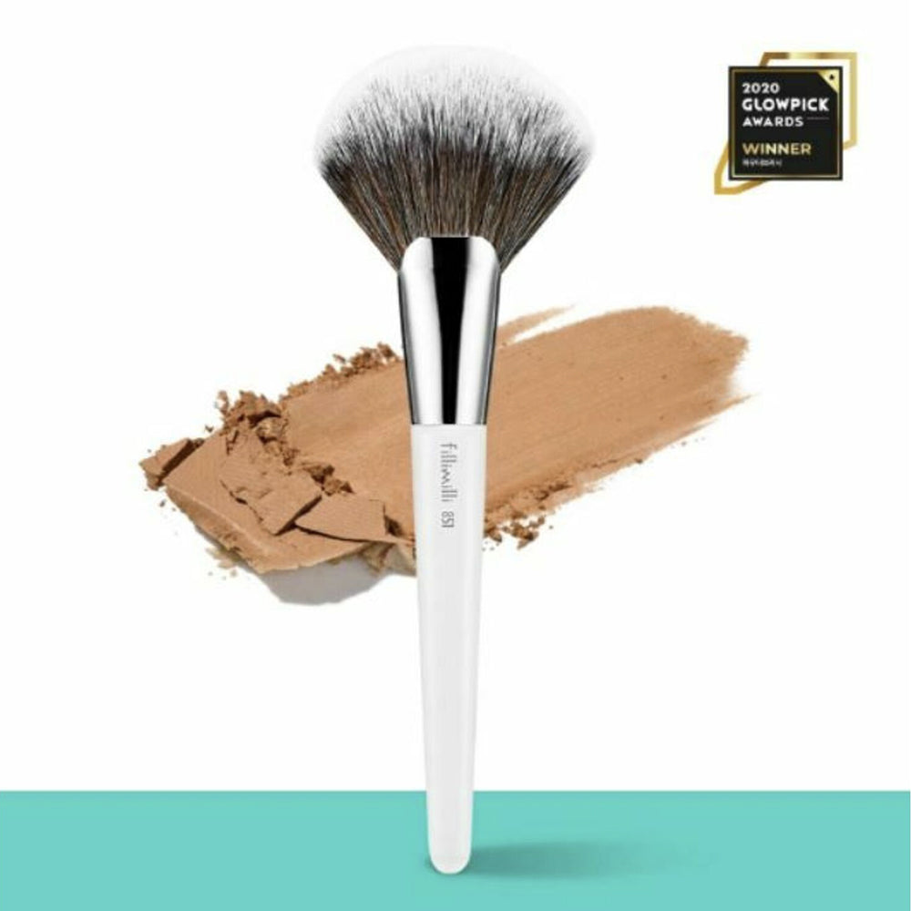 Featuring a wide, fan-shaped brush head with soft, densely packed bristles, this brush is perfect for applying setting powder, highlighter, bronzer, and blush with precision and ease.
