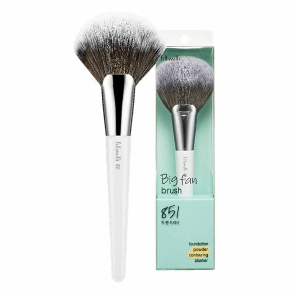 The fillimilli Big Fan Brush 851 N is designed for versatile powder application and contouring.
