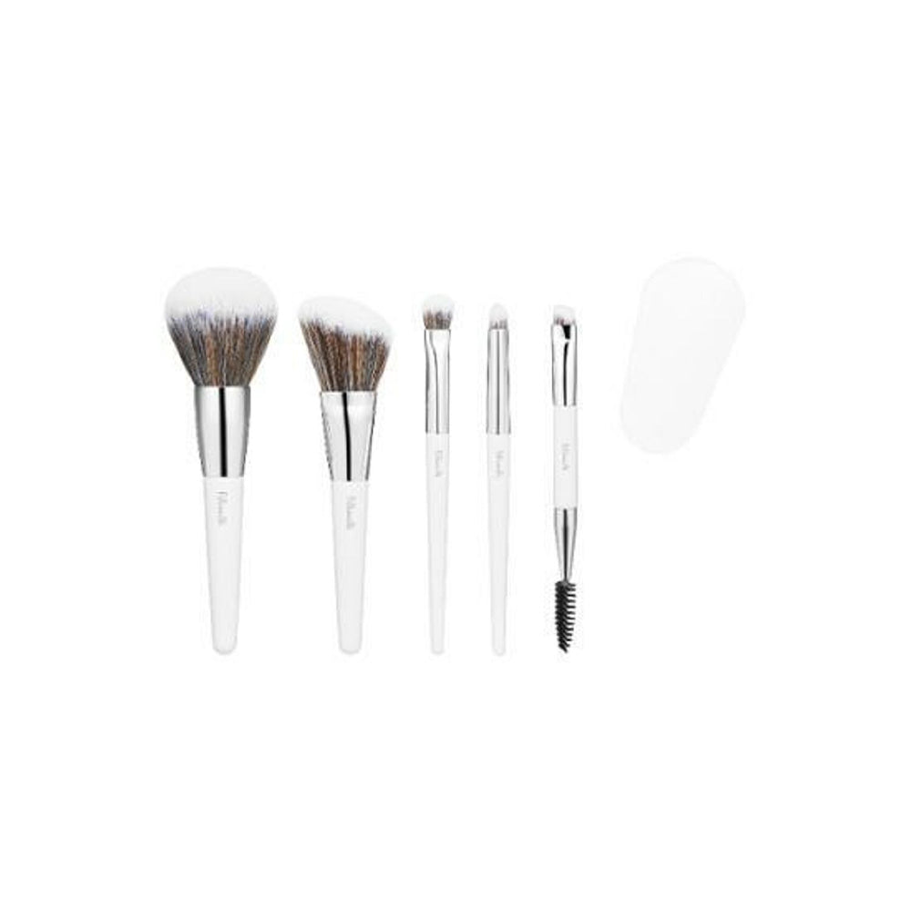 Ideal for targeting blemishes, dark circles, and other imperfections with precision.