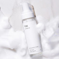Its mild formula is free from harsh chemicals, making it suitable for daily use.