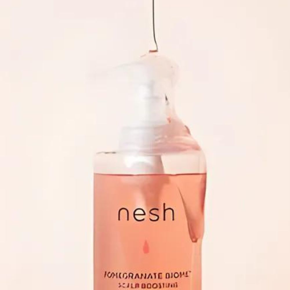 Its antioxidant-rich formula helps protect against environmental damage while delivering deep hydration for soft, shiny hair.