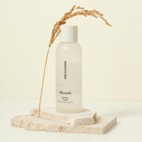 Formulated with mild exfoliants, it helps to remove dead skin cells and unclog pores, promoting a smoother and clearer complexion.