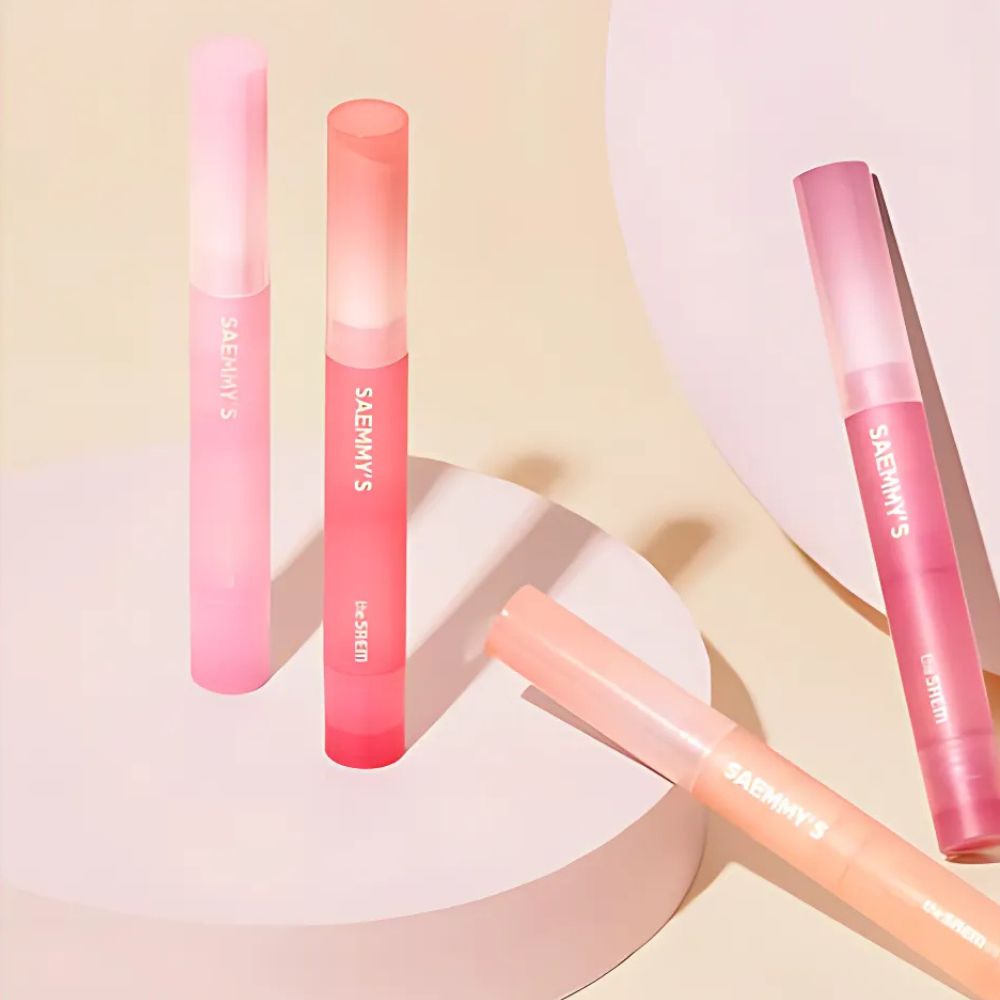 The the SAEM Saemmy's Crema Velvet Lipstick (1.7g) offers a luxurious, velvety texture with rich pigmentation that glides smoothly onto your lips.
