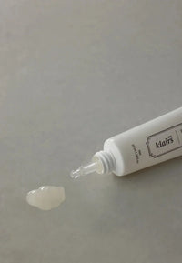 Reduces puffiness around the eyes for a more refreshed look.