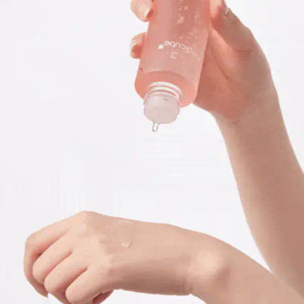 Provides moisture to the skin, balancing hydration levels.