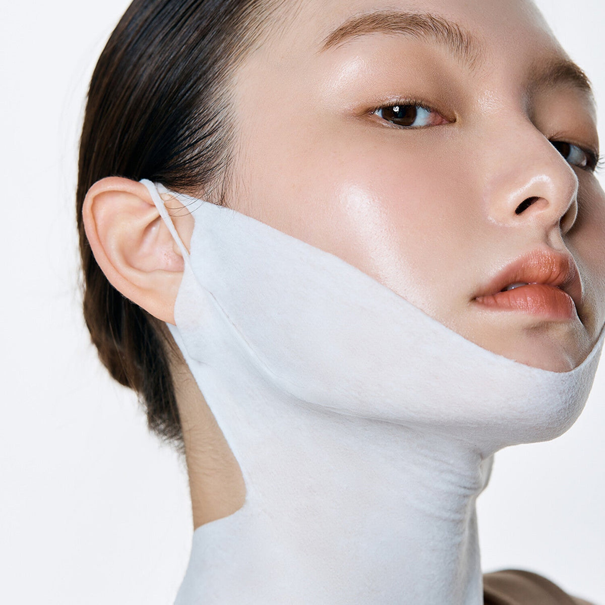  Formulated to help lift and firm the skin, targeting areas prone to sagging.